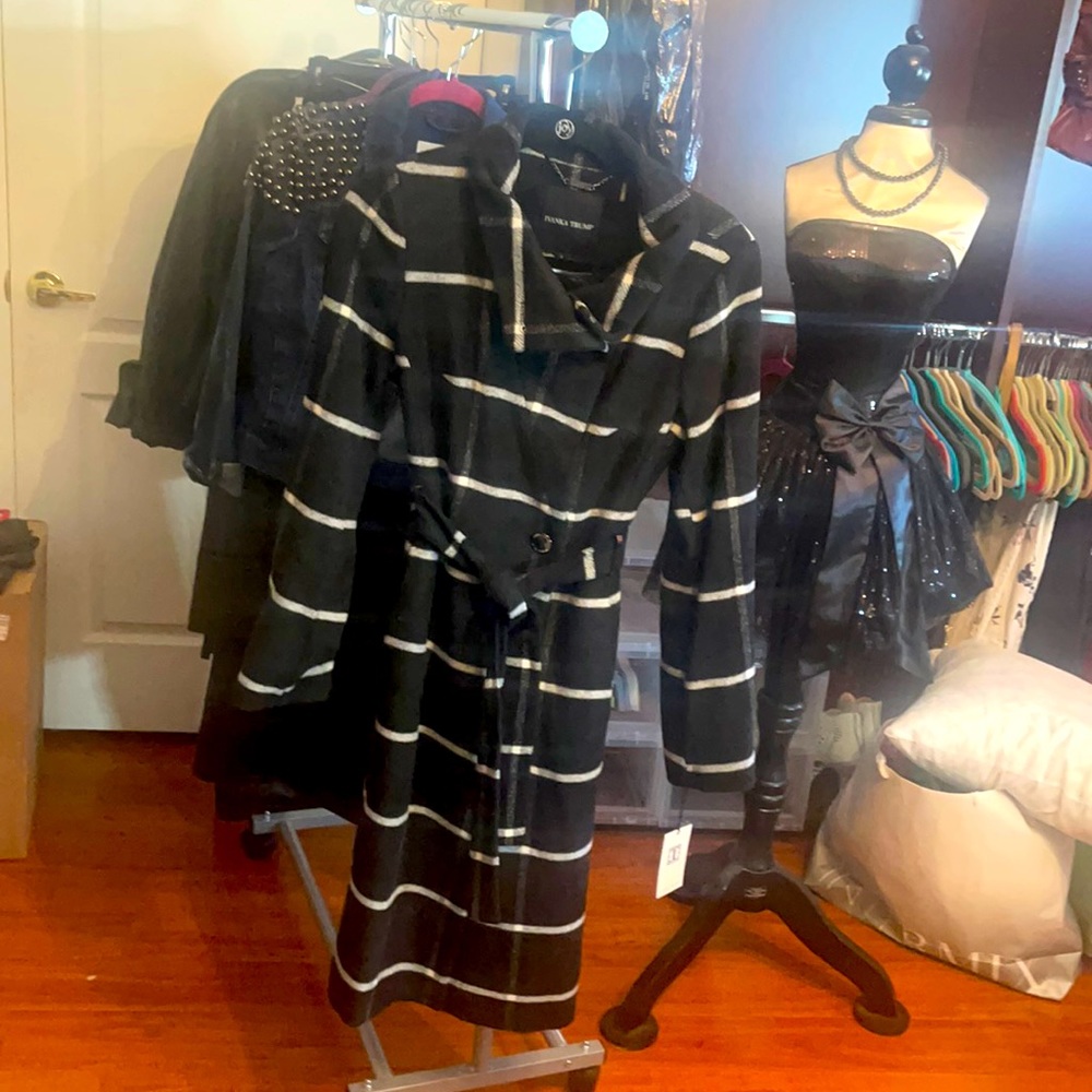 Brand New Beautiful Ivanka Trump coat in size 2